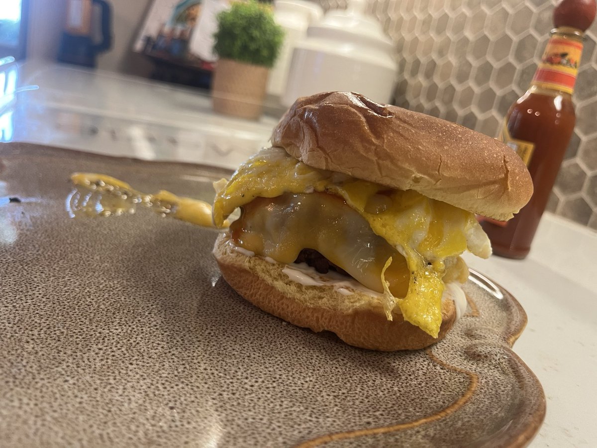 pickle_fever's tweet photo. Breakfast burger visions https://t.co/oypGyc6Wf8