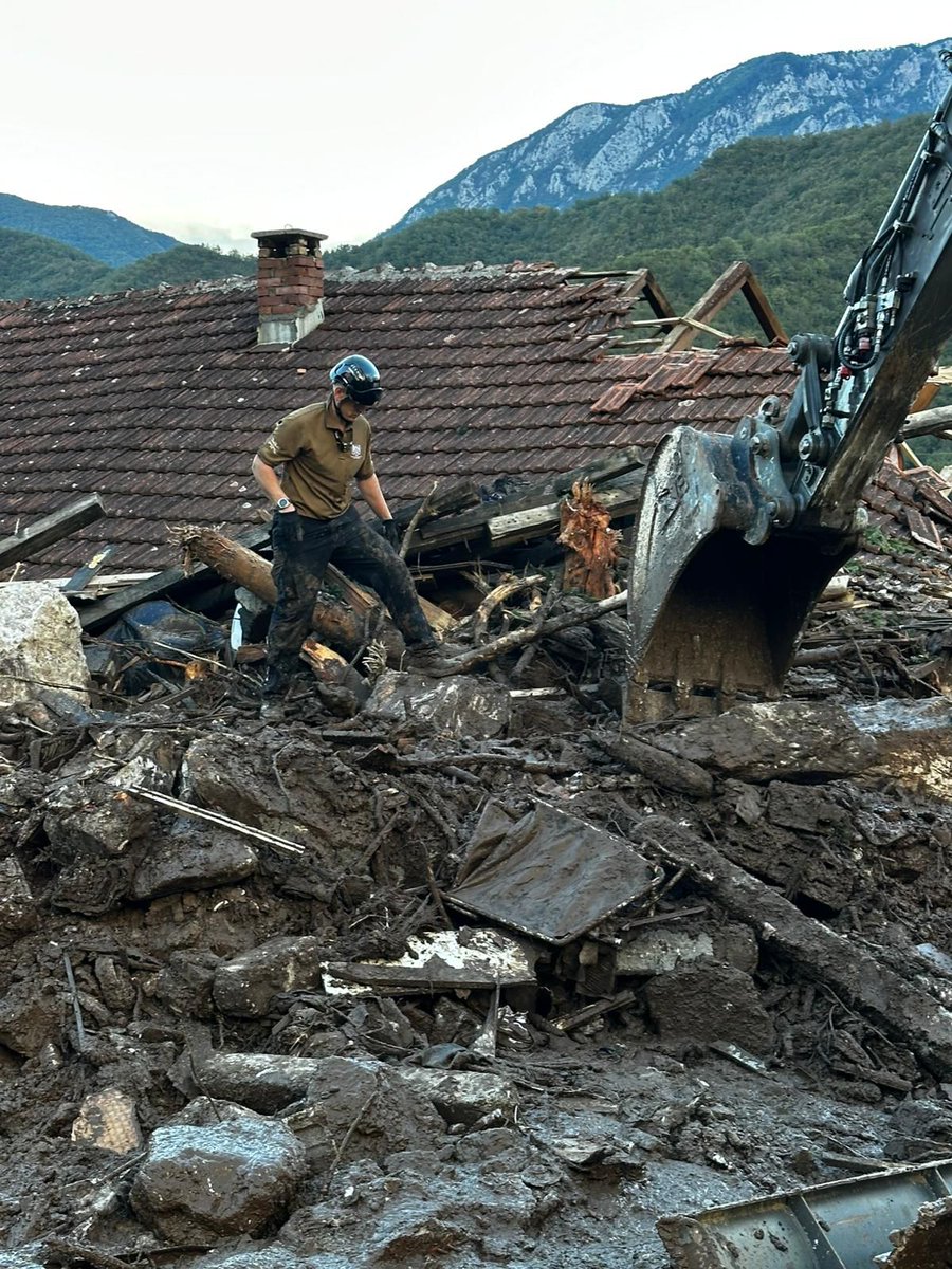 JulianReillyUK's tweet photo. UK tim civilnih stručnjaka za potragu i spašavanje, koji trenutno u 🇧🇦 drže obuku, hitno su se pridružili OSBiH i bh. timovima za spašavanje u evakuaciji povrijeđenih i ugroženih u poplavama u Jablanici. 🇬🇧 je ponosno stalo rame uz rame s građanima BiH u ovoj strašnoj situaciji. https://t.co/I7J92fiwv5