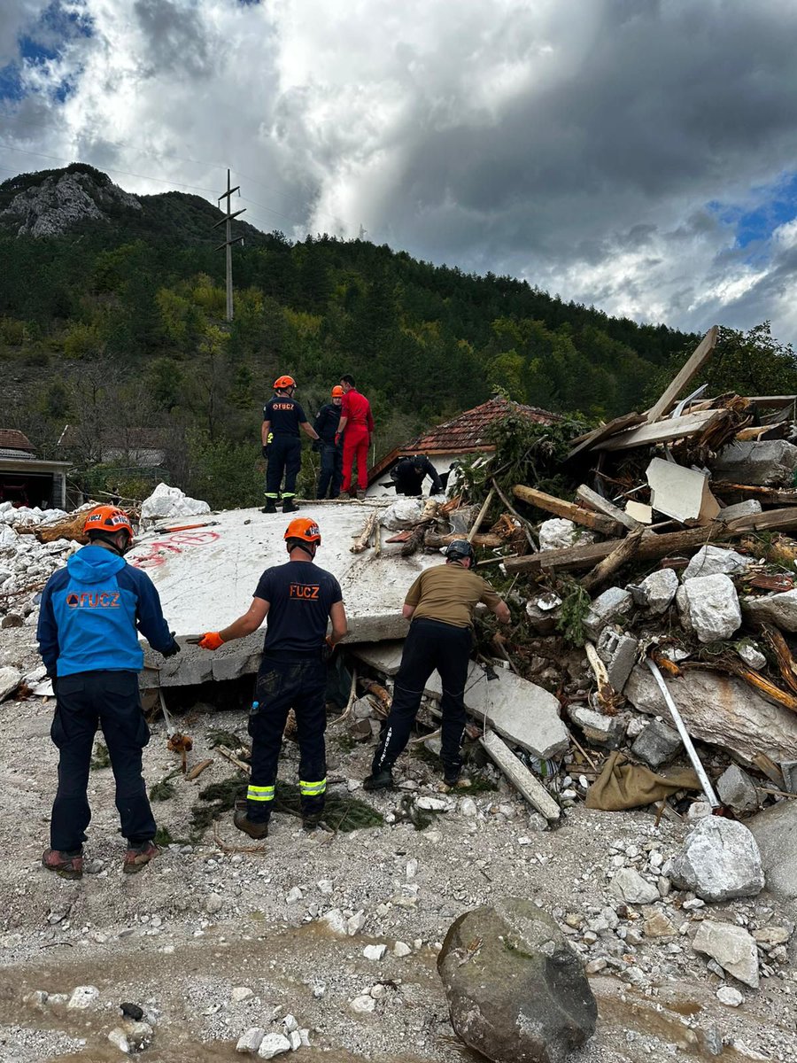 JulianReillyUK's tweet photo. UK tim civilnih stručnjaka za potragu i spašavanje, koji trenutno u 🇧🇦 drže obuku, hitno su se pridružili OSBiH i bh. timovima za spašavanje u evakuaciji povrijeđenih i ugroženih u poplavama u Jablanici. 🇬🇧 je ponosno stalo rame uz rame s građanima BiH u ovoj strašnoj situaciji. https://t.co/I7J92fiwv5