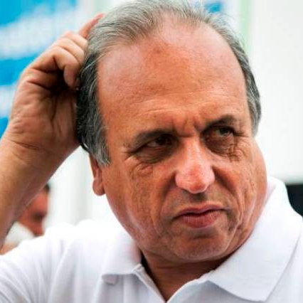 reportersalles's tweet photo. André Mendonça devolve direitos políticos a Pezão, preso em 2018 pela Lava Jato

O ex-governador do RJ, filiado ao MDB, preso pela Operação Lava Jato em 2018, teve seu registro de candidatura negado em setembro e vinha recorrendo na Justiça para participar das eleições do próximo domingo.

Mendonça devolveu seus direitos políticos e entendeu que havia “perigo na demora” em deliberar sobre Pezão, uma vez que a punição contra ele já estava em vigor e ele concorre à eleição “nos próximos dias”.