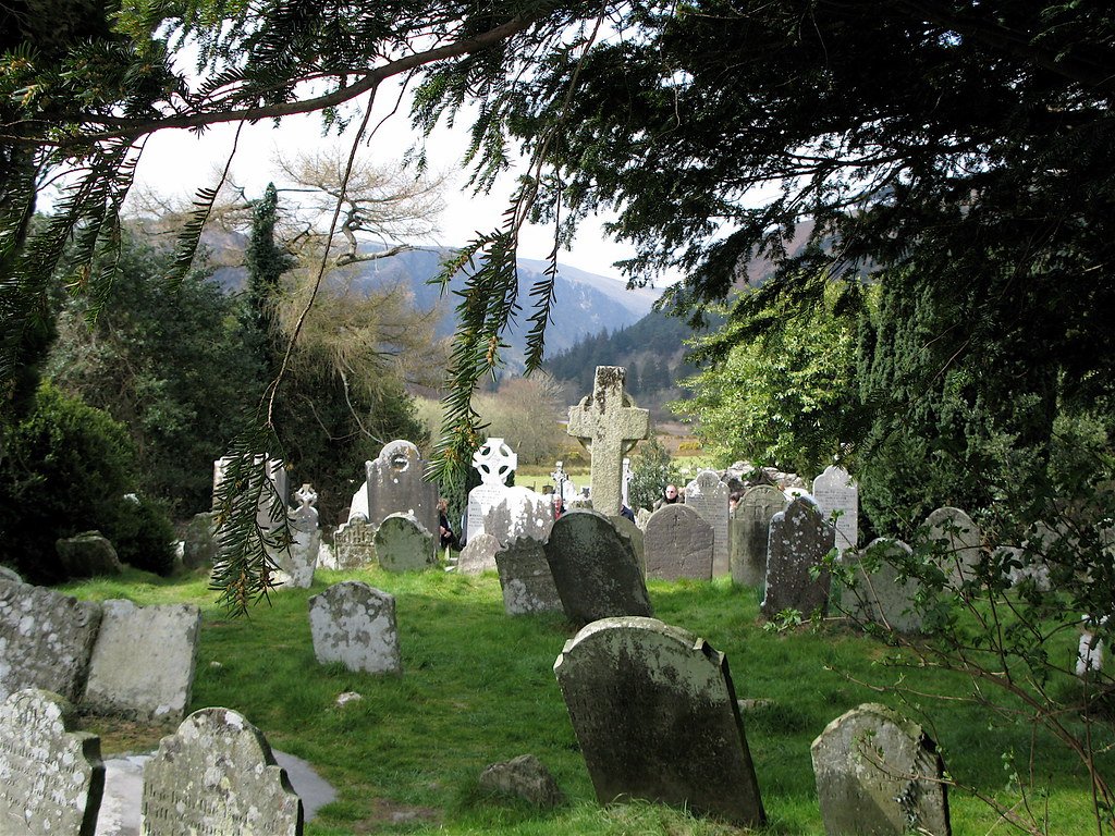 "Óir is mé gach glór dá raibh, dá bhfuil agus dá mbeidh. Ba mé an chéad ghlór in éagruth na cruinne...Ar a bheith don arbhar órga cruachta san iothlainn, is mé an glór a ghoirfeas abhaile an déas-díolaimeoir deiridh as Gort an Ama. Óir is mé mac sinsire an Ama agus na Beatha,