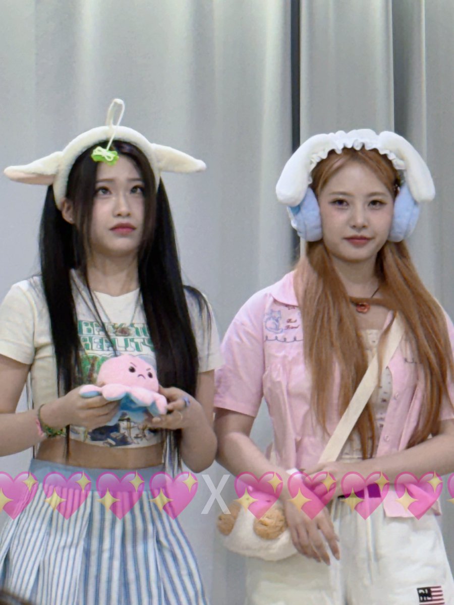 THEY LOOK SO SILLY😭😭