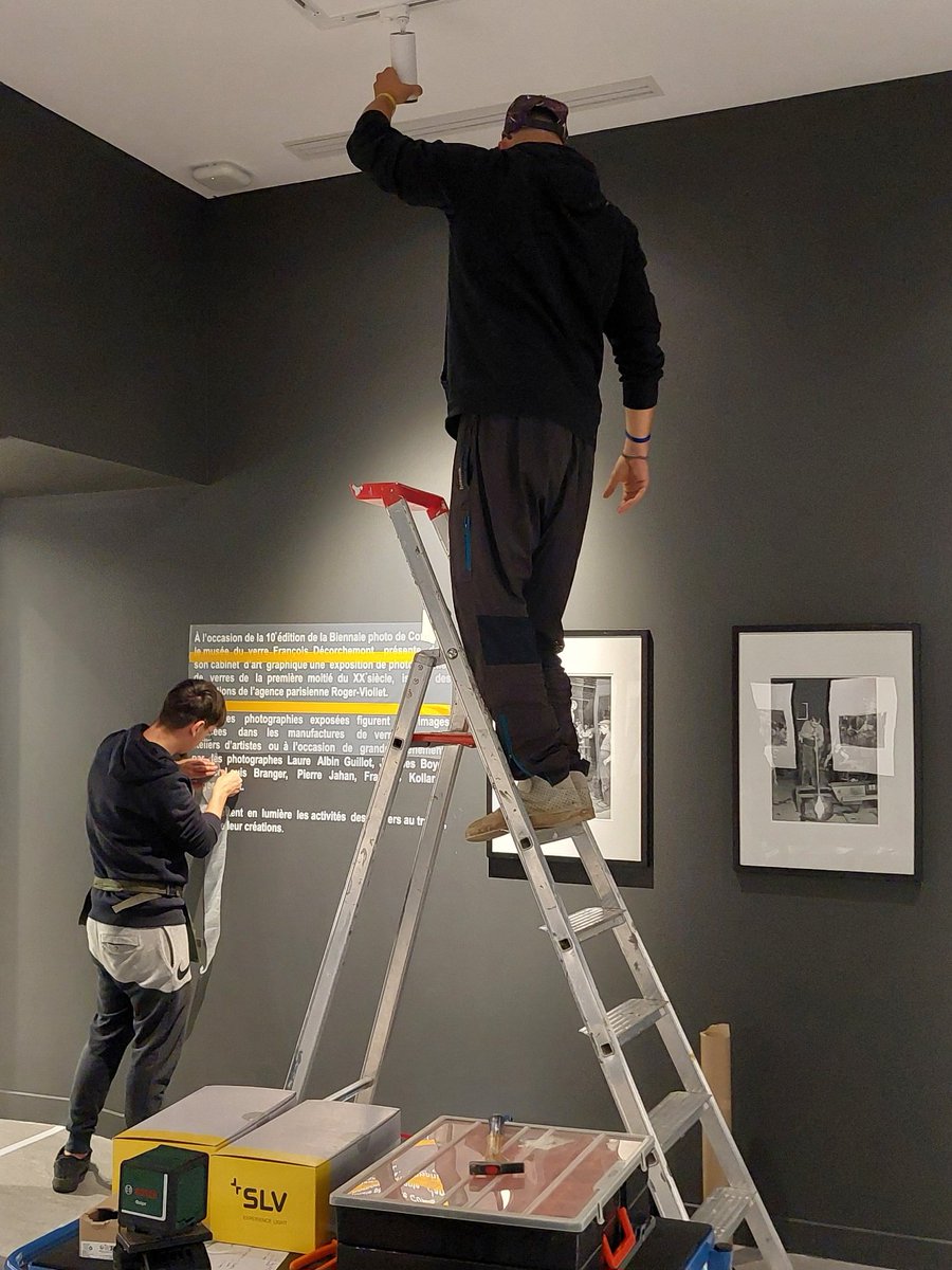 Derniers préparatifs de notre nouvelle exposition " Le verre dans les collections de l'agence Roger-Viollet " présentée dans le cabinet d'art graphique du musée du Verre. A visiter dès demain ou dimanche, à l'occasion de la gratuité du premier dimanche du mois 😀