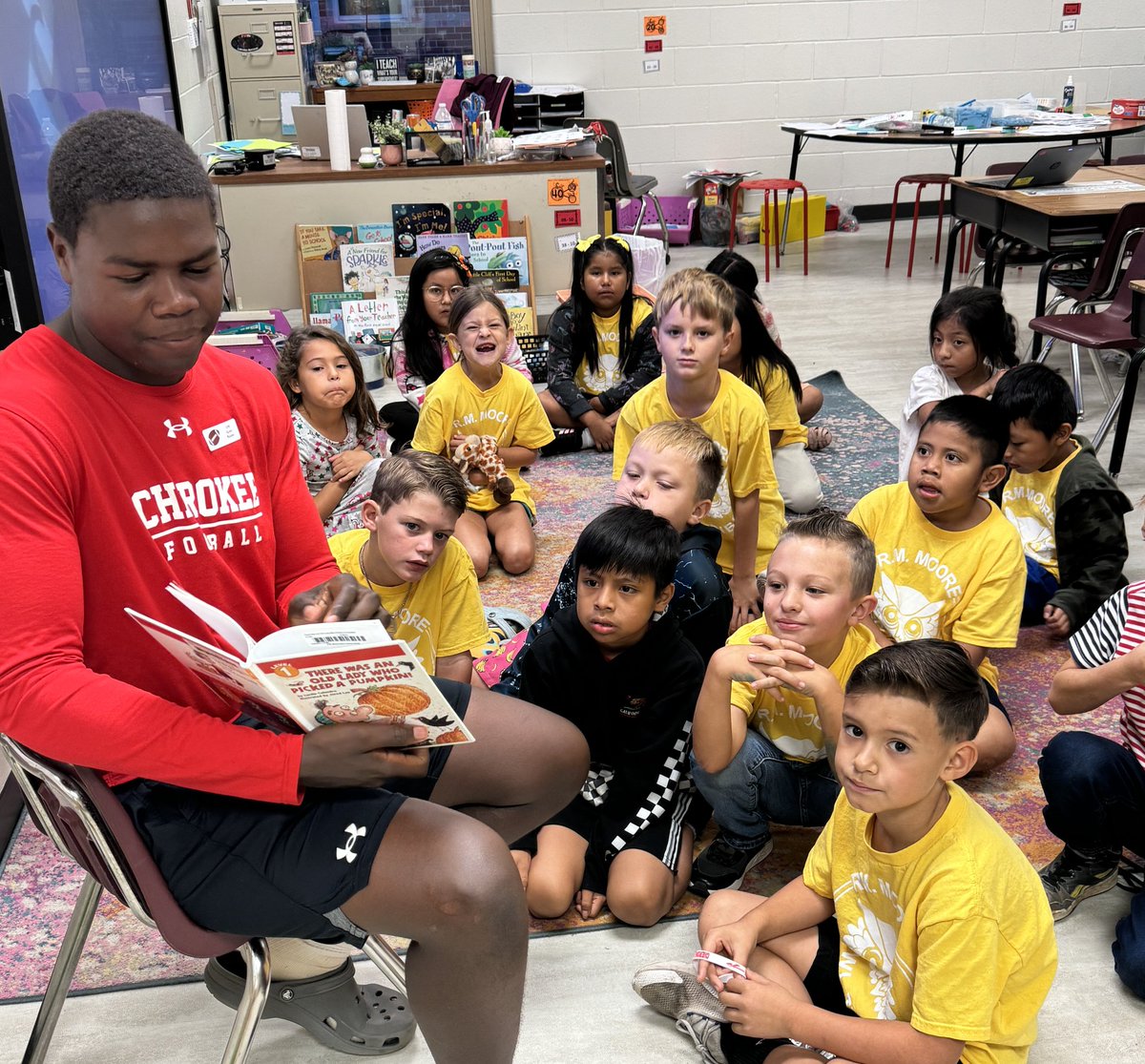 Championsforli1's tweet photo. Readers and leaders... several of our @WarriorsCHS players spent their morning reading with their friends at @RMMES_STEM. Nothing like a good book,a good friend and a smile to get your gameday started off right!
@CHS_Warriors @CoachAdamHolley @CcsdCares @CcsdMedia https://t.co/icEaymkjbs