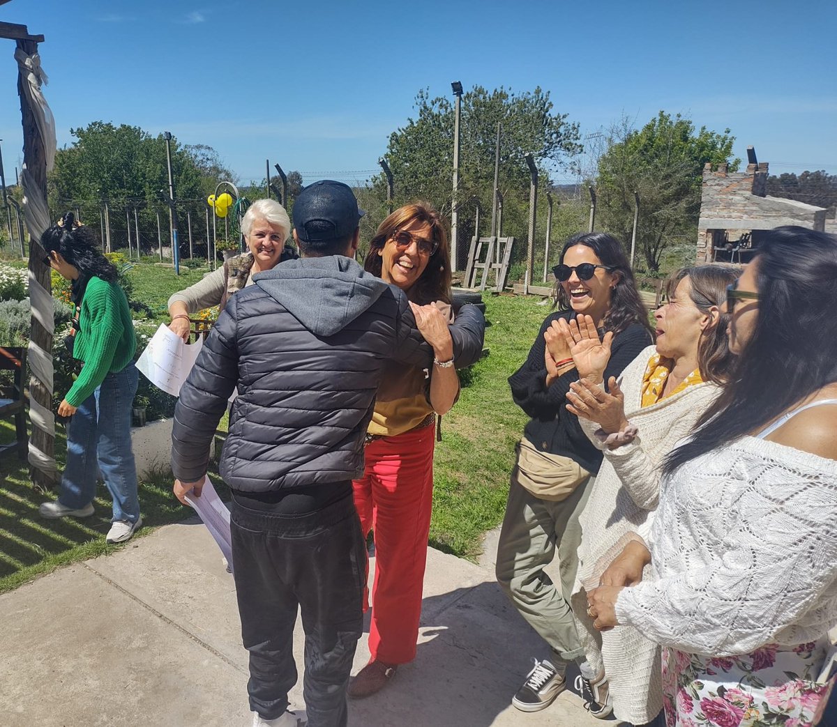 La Huerta Cosechando Libertad de la Colonia Berro, celebró un nuevo aniversario.
Junto a la presidente Dra. Lucía Curbelo y la directora  Sra. Rosario Pérez, entregaron diplomas a los jóvenes de distintos Centros de la Institución que habitualmente concurren al taller de huerta.