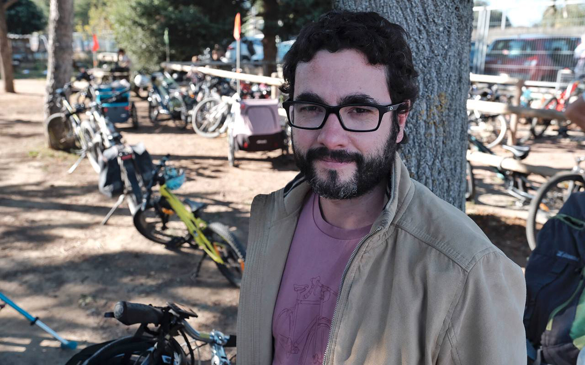 osona's tweet photo. Mobilització a Vic perquè el carril bici que ha d'enllaçar el Mil·lenari i la zona esportiva «passi per on toca»

🗣️ Eduard Folch, d'@OsonaBici: «El projecte tenia el consens del veïnat i les entitats»

✍️ @irigvinyet 
📸 @oriolclavera 
https://t.co/gd2fLlPx4N https://t.co/SU65chRVVB