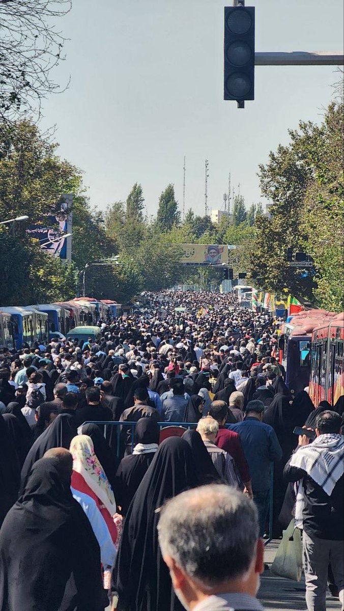 تصویر سمت چپ خیابان های تهران که تماما پر از جمعیت نمازگذار است
تصویر سمت راست بیروت
همه در حال گوش دادن به بیانات هستند
#لبیک_یا_خامنه_ای
#جمعه_نصر
