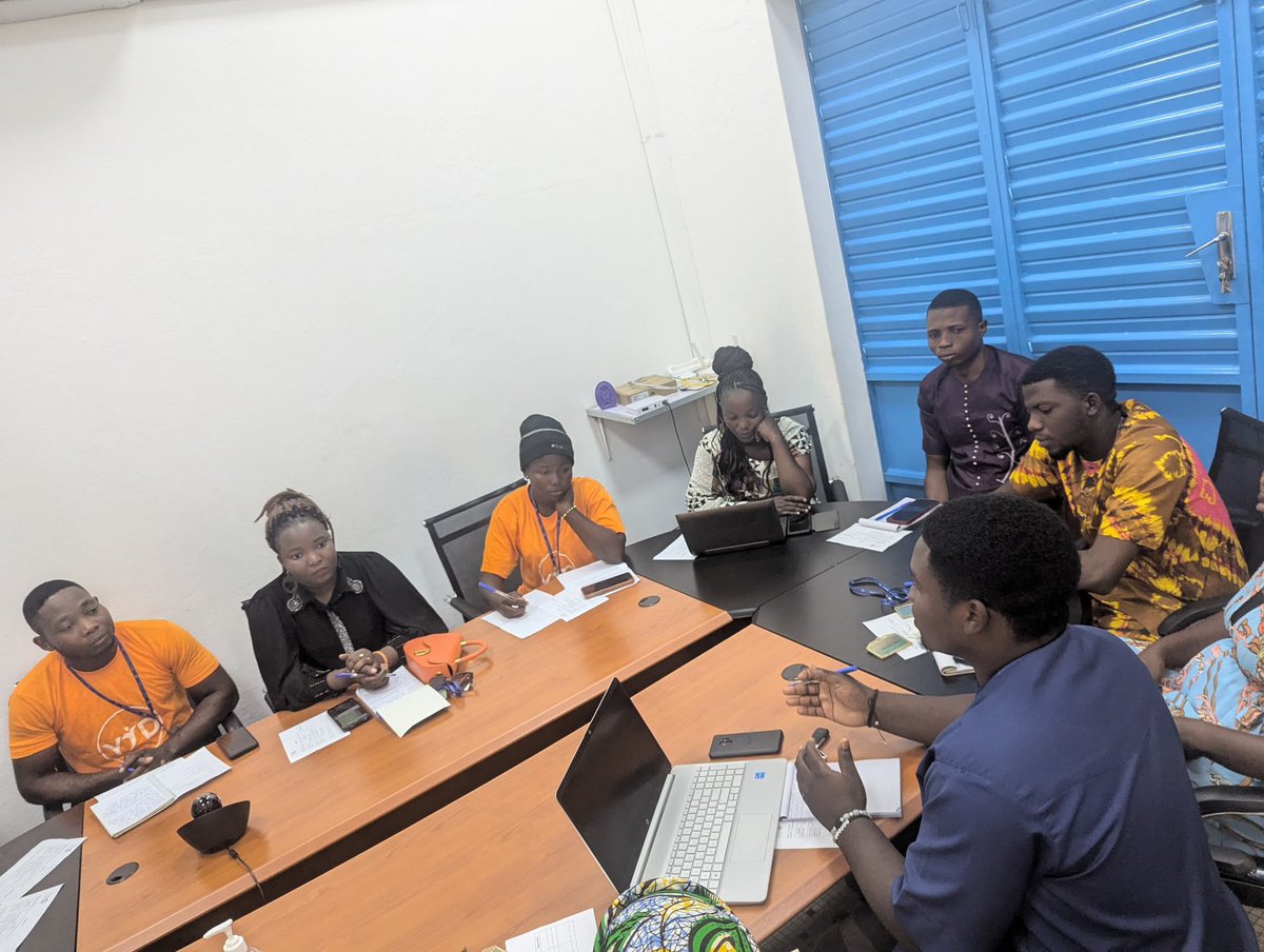 KGoudina's tweet photo. À l’occasion du passage du Représentant résident de @unfpa_benin à Parakou, une dizaine de jeunes issus d’organisations dirigées par des jeunes ont eu une séance d’échange, exposé leurs réalités au reps , et bénéficié de ses conseils et orientations pour atteindre leurs objectifs https://t.co/EzbRoM5j6J