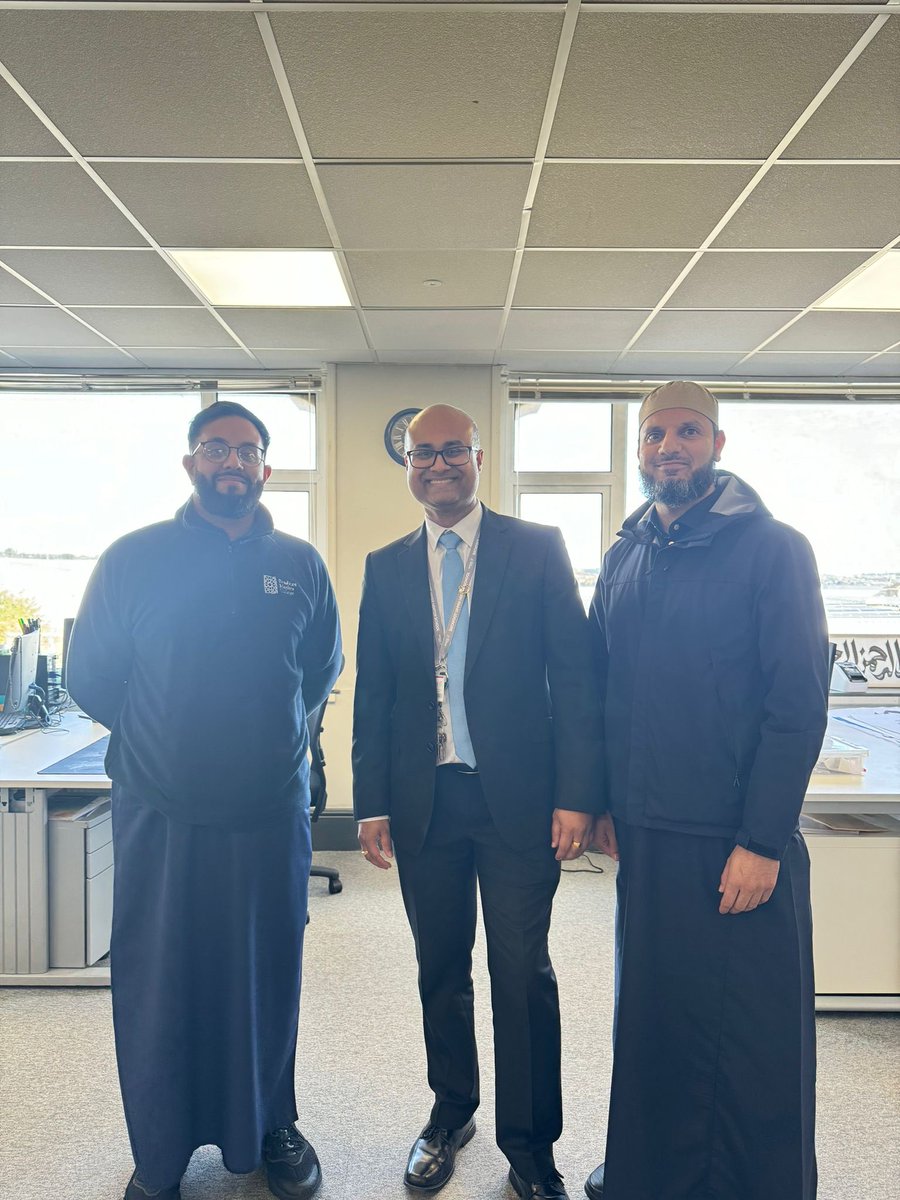 92BKD's tweet photo. ⁦@B_UpperHeaton⁩ thanks to the respected Imams (Imam Mudassir on the right) and Hamza Khan (trustee) at Al-Mustafa mosque. Our students and staff were excited to hear of this important work between the school and the local community. We all belong! https://t.co/lPz9C4iiVP
