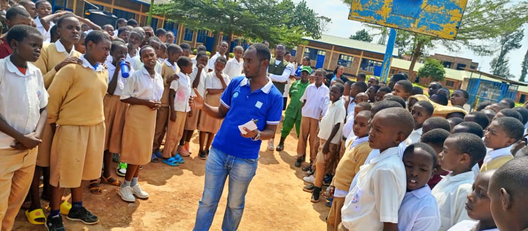 KigaliRyvcp's tweet photo. lbikorwa by'ubukorerabushake m'urubyiruko @RwandaYouthVol1 @NyarugengeV mu murenge 
@SectorKigal1 ibikorwa byacu byibanze cyane kw'isuku, kurwanya  isuri n'ubukangurambaga ku gukumira icyorezo Murbaga cyane mu bigo by'amashuri  @Nyarugenge @KubanaRichard https://t.co/IG7HTTpEtq