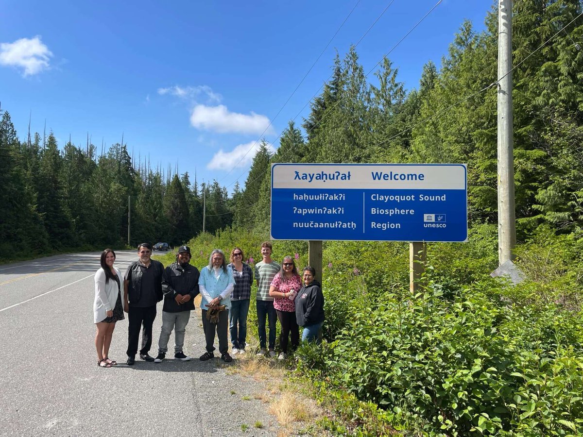 🚙👐 If you’ve driven from Port Alberni to the coast recently, you may have noticed a new sign 2km before you arrive at “the junction.” The sign welcomes you to the ḥaḥuułi of the five central region nuučaan̓uł (Nuu-chah-nulth) Nations.

Learn more ➡️ buff.ly/3zpkJIe