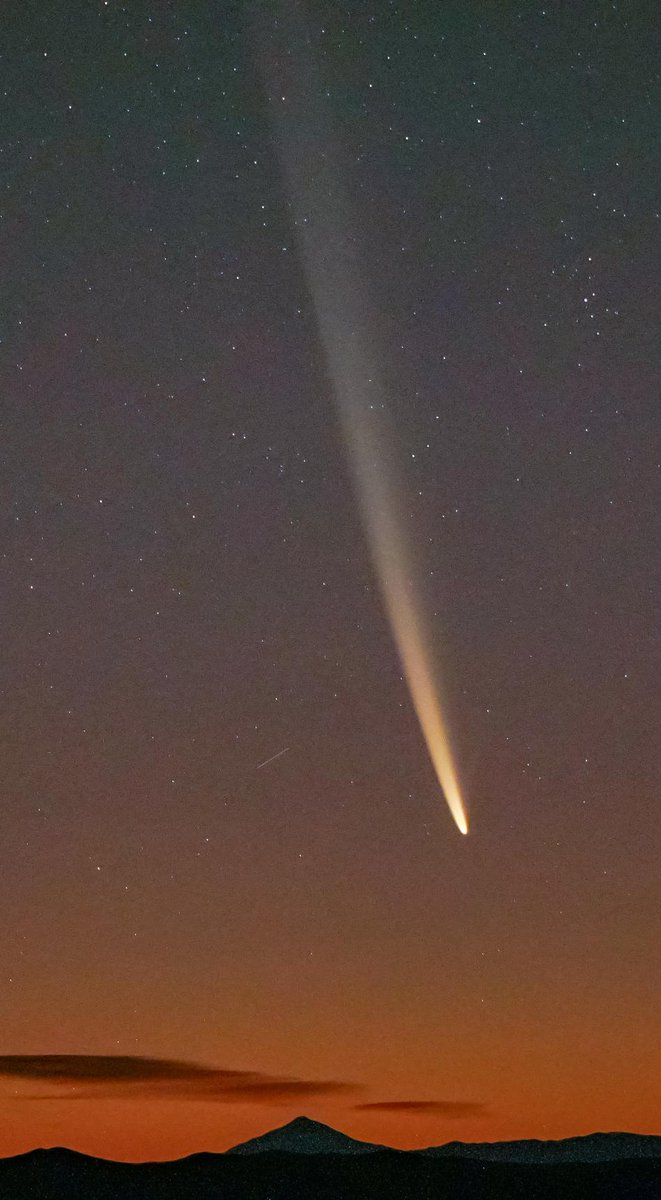 ¡El equipo de nuestro Observatorio Paranal, en la Región de Antofagasta, no paró de sacar fotos al cometa C/2023 A3!  

Les dejamos una selección de las mejores imágenes 👇 

📷 El cometa sobre el volcán Llullaillaco, en la frontera entre Chile y Argentina. Autor: Juan Beltrán.