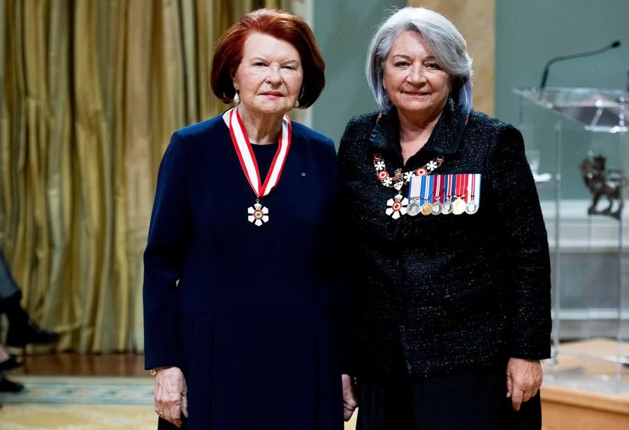 Canadian snowflake landed on a chest of a Latvian! Vaira Vīķe-Freiberga has received The Order of Canada (in a snowflake form), honouring her contribution to the strenghtening Latvian-Canadian relations.