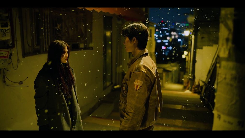Jang tae-sang &amp; Yoon Chae-ok's both first meets in the alleyway scenes are so aesthetic✨

#GyeongSeongCreature #GyeongseongCreature2