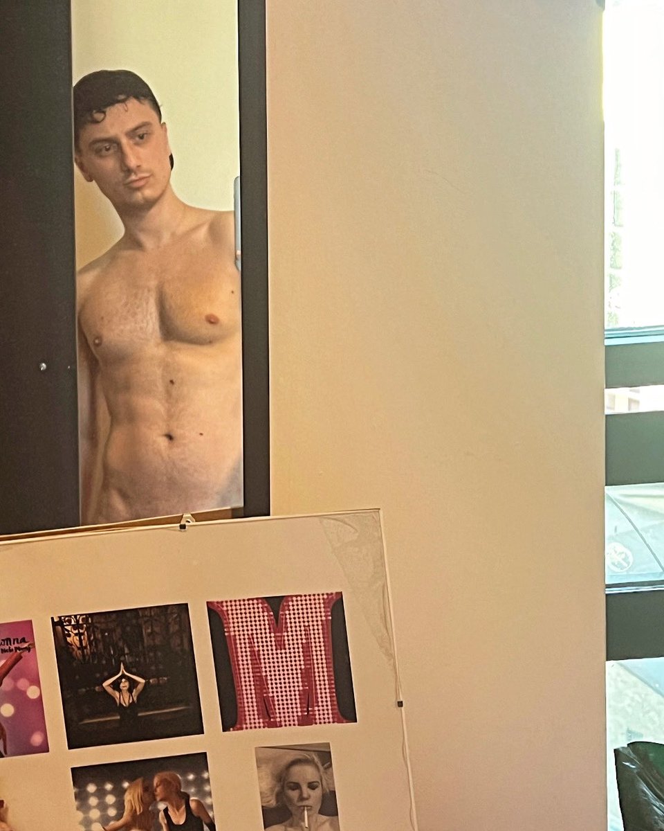clowezra's tweet photo. Oh she’s topless again x https://t.co/GU7jEQh0cD