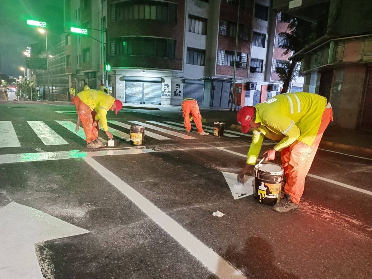 InttContigo's tweet photo. Con el objetivo de reforzar la seguridad vial, servidores públicos de la Gerencia de Ingeniería del #INTT, ejecutaron labores de demarcación horizontal en la parroquia La Candelaria. https://t.co/9uqlLyISpB