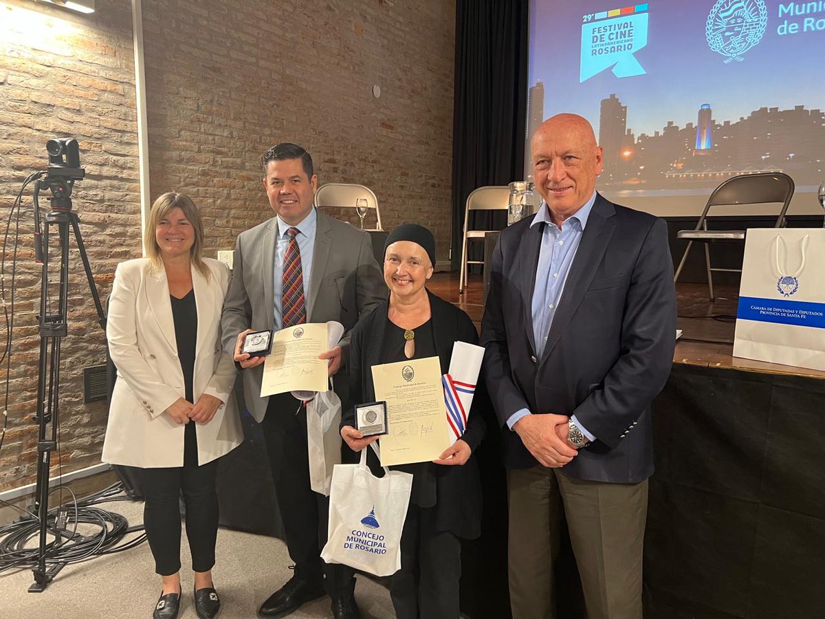 En el 29° Festival de Cine Latinoamericano de Rosario, la actriz y exMinistra de Cultura Paulina Urrutia fue distinguida como Visita Ilustre por el Concejo Municipal de Rosario y la Cámara de Diputados de Santa Fe, por su vasta trayectoria artística y cultural <a href="/diracchile/">DIRAC</a> <a href="/dicoex/">Dicoex</a>