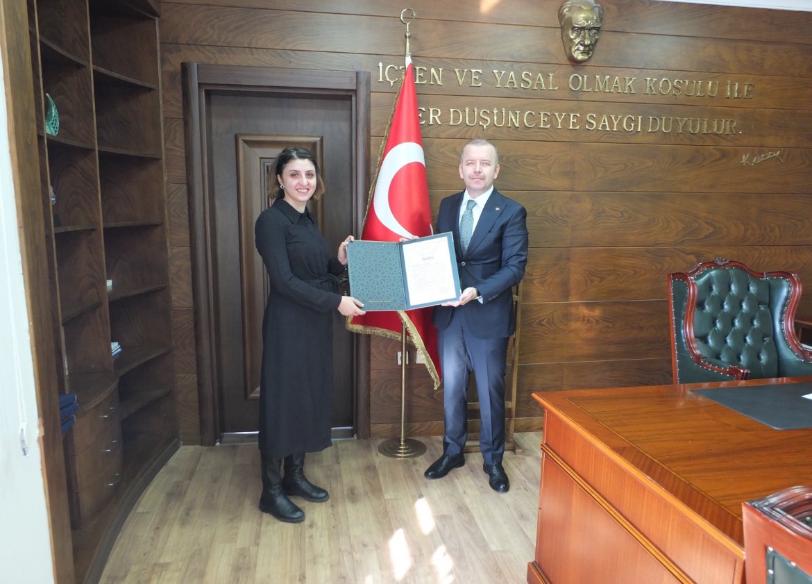 Nilüfer Nüf. Md.de görevli Kübra KUNDİ DİNÇ; 29. Hafta en başarılı personeli teşekkür belge ve hediyesi, Kaym. Sn. Murat SÜZEN, İl ve İlçe Nüf. Md. tarafından takdim edildi.
<a href="/BursaValiligi/">T.C. Bursa Valiliği</a> 
<a href="/TCNufus/">Nüfus ve Vatandaşlık İşleri Genel Müdürlüğü</a> 
<a href="/itasyapan/">İbrahim Taşyapan</a> 
<a href="/h_erkinay1/">Hüsamettin ERKINAY</a> 
<a href="/NiluferKymkligi/">Nilüfer Kaymakamlığı</a> 
<a href="/Suzenmurat81/">Murat Süzen</a>