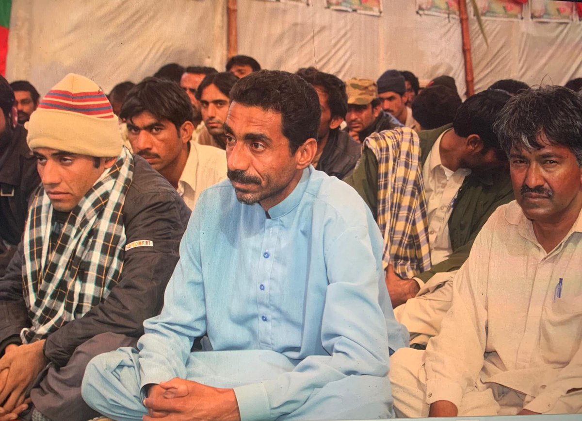 DMBaloch_'s tweet photo. شبیر نہیں، سیما بچاؤ

تحریر: دل مراد بلوچ

یہ جملہ شاید آپ کے لیے اتنا ہی تکلیف دہ ہو جتنا میرے لیے ہے۔ یہ جملہ سیما، زرینہ، حسیبہ اور ہزاروں ماؤں، بہنوں، اور دوستوں کے لیے زخموں پر نمک پاشی ہے۔ میں یہ بھی جانتا ہوں کہ یہ الفاظ ان کے لیے ایک زحمت ہوں گے، لیکن میں کیا کروں؟ میں اپنی "سچائی" کے سامنے بے بس ہوں، عاجز ہوں۔ اگر یہ نہ کہوں، تو اندر سے مر جاؤں گا، سو کہہ دیا۔

وجہ

آج کے بدبخت بلوچستان میں "شبیر" بہت ہیں اور "سیما" کم۔ شبیر اٹھائے جاتے ہیں، ان کے وجود چھین لیے جاتے ہیں اور سیما رہ جاتی ہیں۔ وہ چیختی ہیں، چلاتی ہیں، اپنے اپنے شبیر کو پکارتی ہیں۔ کچھ خوش قسمت اپنے شبیر کو کسی نہ کسی صورت میں پا لیتی ہیں، چاہے زندہ ہو یا۔۔۔ اور کچھ کی قسمت میں ہمیشہ کے لیے انتظار لکھ دیا جاتا ہے۔

جب کوئی سیما اپنے شبیر کو پا لیتی ہے تو وہ شکر بجا لاتی ہے اور خاموش ہو جاتی ہے، لیکن اس خاموشی سے ایک گہرا خلا پیدا ہو جاتا ہے، ایک ایسی خلاء جہاں ہزاروں "شبیروں" کی چیخیں گونجتی ہیں اور صدا نہ پا کر گم ہو جاتی ہیں۔ یہ چیخیں غلامی کے تاریک راہوں میں ڈوب جاتی ہیں اور شاید کبھی ان کو جواب نہیں ملے گا کیونکہ وہ خلاء، جو ہر سیما کی خاموشی سے بڑھتی جا رہی ہے، اس میں صرف کھو جانے کا راستہ باقی رہ جاتا ہے۔

لیکن

یہ اس مسئلے کا اختتام نہیں محض آغاز ہے۔ مسئلہ یہ ہے کہ یہ جنگ ہے، ایک ایسی جنگ جس میں رحم نامی شئے کا کوئی وجود نہیں ہوتا اور اس جنگ میں، پاکستان نامی درندے کے لیے "شبیر" محض خوراک ہیں۔ وہ ان شبیروں کو ہڑپ کیے بغیر زندہ نہیں رہ سکتا۔

نہ یہ جنگ رکے گی نہ ہی جبری گمشدگیوں کا سلسلہ تھمے گا۔ اس جنگ میں فتح "شبیر" کی جرات اور "سیما" کی ہمت میں ہے۔ جب تک ہم سیما کو بچانے کے بارے میں نہیں سوچیں گے، ہم خلا کے بعد خلا پیدا کرتے رہیں گے اور شبیر اٹھتے رہیں گے۔

"سیما" کو بچانا ہے

آج کے سیما کو "شبیر" تک محدود نہیں ہونا چاہیے۔ شبیر کی بازیابی ایک فتح ضرور ہوگی، لیکن یہ فتح بے معنی ہو جائے گی اگر ہم یہ نہ سمجھیں کہ ابھی ہزاروں شبیر اس انتظار میں ہیں کہ کوئی ان کے لیے چیخے،  چلائے، کوئی سیما ان کے حق میں آواز اٹھائے۔ سیما کو اپنے شبیر کی ممکنہ بازیابی کے بعد خاموش نہیں ہونا چاہیے۔ اسے اُن ہزاروں شبیروں کے لیے بھی آواز اٹھانی ہے، جن کا کوئی نہیں ہے۔ جن کے سیما ابھی چیخ نہیں سکتے، جن کے سیما ابھی صدمے سے نہیں نکل سکی ہے، غلامی کی زندگی بے مقصد، بے معانی ہوتی ہے مگر جب ہم دوسروں کے لیے جیتے ہیں، تب زندگی کو کوئی مقصد ملتا ہے، کوئی معانی ملتے ہیں۔

لہٰذا، "سیما" کو بچانا ہے

جب تک سیما خاموش رہیں گی، شبیر اٹھتے رہیں گے۔ جتنی زیادہ سیما ہوں گی، اتنے ہی کم شبیر اس وحشی درندے کی شکار بنیں گے۔ یہ درد کسی ایک سیما یا شبیر کا نہیں ہے، یہ درد ساجھا ہے، یہ ہم سب کا درد ہے اور جب تک ہم اس درد کو بانٹتے نہیں، اس کی شدت کم نہیں ہوگی، بلکہ بڑھتی ہی چلی جائے گی۔

کاش

اے کاش بلوچ سیما، سندھی سیما اور پشتون سیما گلے ملیں، آنسو بہائیں، کندھے سے کندھا ملائیں اور انہی آنسوؤں کو ہتھیار بنا کر پاکستانی نامی درندے کے خونخوار جبڑے توڑ کر اپنی اپنی "شبیر" واپس لائیں۔
#SaveShabirBaloch

#SaveShabbirBaloch 

Photograph Credit: My Collection