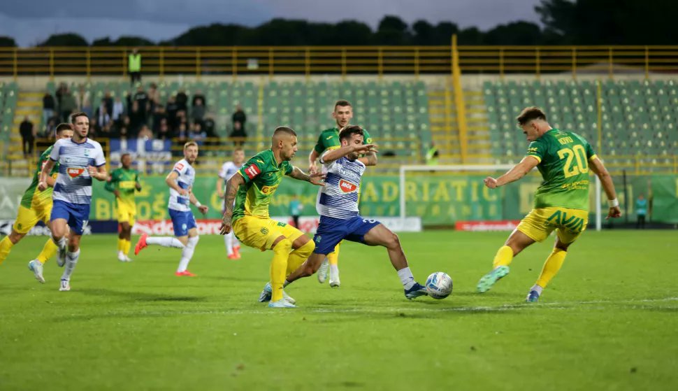 Bezopasni Osijek s dva autogola častio domaćina na Aldu Drosini
Nesretna figura pulske utakmice bio je Luka Jelenić, koji je dva puta zatresao mrežu Malenice
Više na: glas-slavonije.hr/sport/nk-osije…