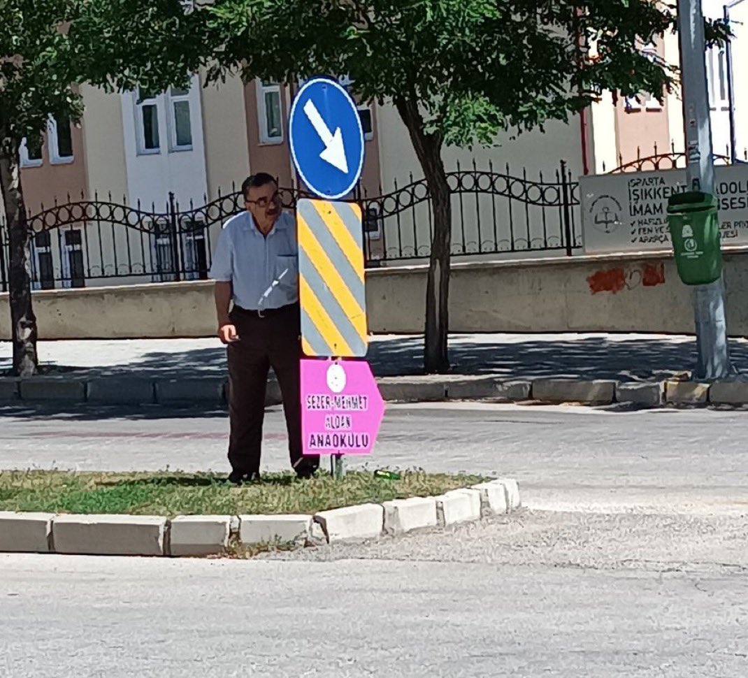 Kızını takip edip güvende olduğundan emin olmak isteyen babayla dalga geçen cahil geri kafalı yorumları yapıp çağdaşlık laiklik naraları atan orosbu çocukları buradamı ?

#ikbaluzuner