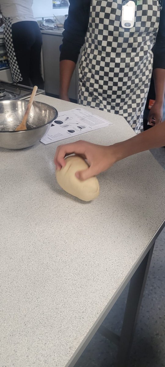MPSBarkDag's tweet photo. PC Ajax-Gill was at Eastbury Community School Y11 Food Tech lesson. Thank you to all the students and Miss Eletu for . #Fridayfeel https://t.co/1twj6HSrkv