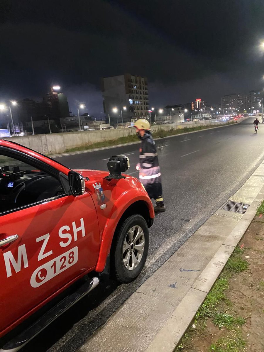 Prej disa orësh ⏰, ekipet tona janë në terren, duke punuar për normalizimin e situatës. Shirat e rrëmbyeshëm të stinës 🍂 kanë sjellë sfida, si thyerja dhe rrëzimi i disa pemëve 🌳, por falë punës së palodhur të djemve dhe vajzave të emergjencave 👷‍♂️, çdo rrugë po mbahet nën