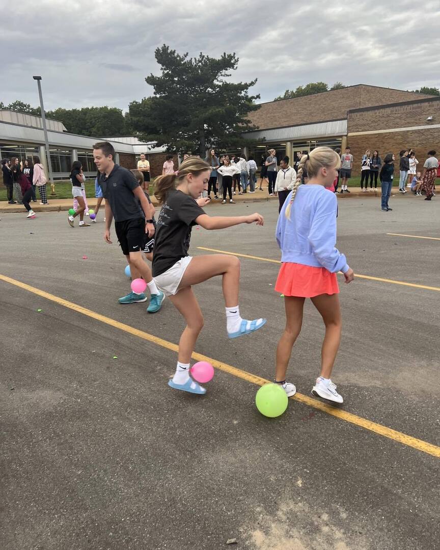 Our 8th grade students participated in a grade level balloon tag contest during Crew! They had lots of fun together:) #HuskyPride instagr.am/p/DAtnnTyIpH0/