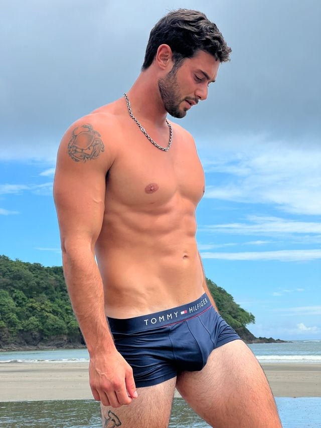 GarcondOctobre's tweet photo. me or 999$ ? https://t.co/2wg2HCwM0B