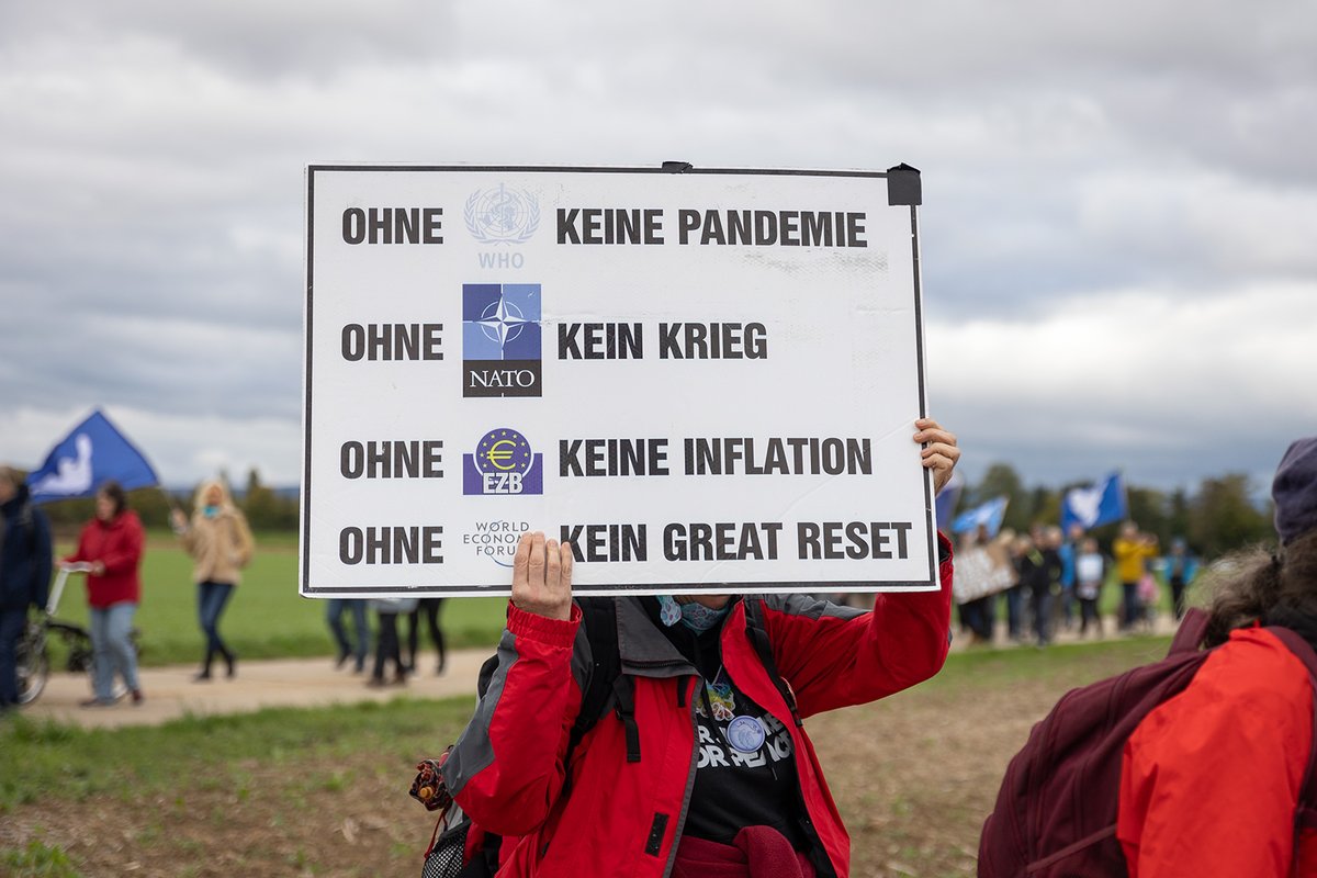 KaiSchwerdt's tweet photo. #Bilddokumentation der "Friedensdemo" am 03.10.2024 in #Wiesbaden #Erbenheim. Mehrere Hundert Menschen, darunter viele aus dem #Querdenken- und #Reichsbürger-Spektrum, versammelten sich am #TagDerDeutschenEinheit an der Clay-Kaserne. 1/3 #wi030
https://t.co/DCTOKw8Bj8 https://t.co/cGko10QMxB