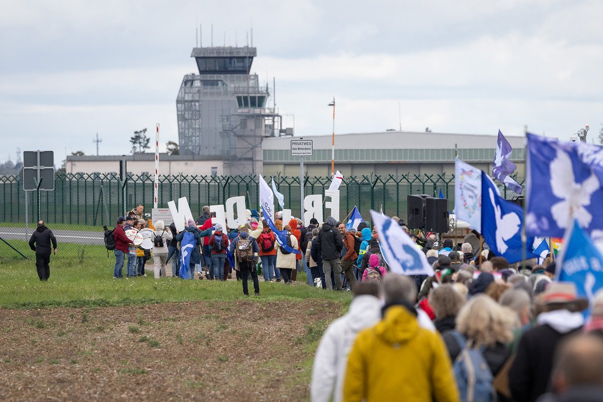 KaiSchwerdt's tweet photo. #Bilddokumentation der "Friedensdemo" am 03.10.2024 in #Wiesbaden #Erbenheim. Mehrere Hundert Menschen, darunter viele aus dem #Querdenken- und #Reichsbürger-Spektrum, versammelten sich am #TagDerDeutschenEinheit an der Clay-Kaserne. 1/3 #wi030
https://t.co/DCTOKw8Bj8 https://t.co/cGko10QMxB