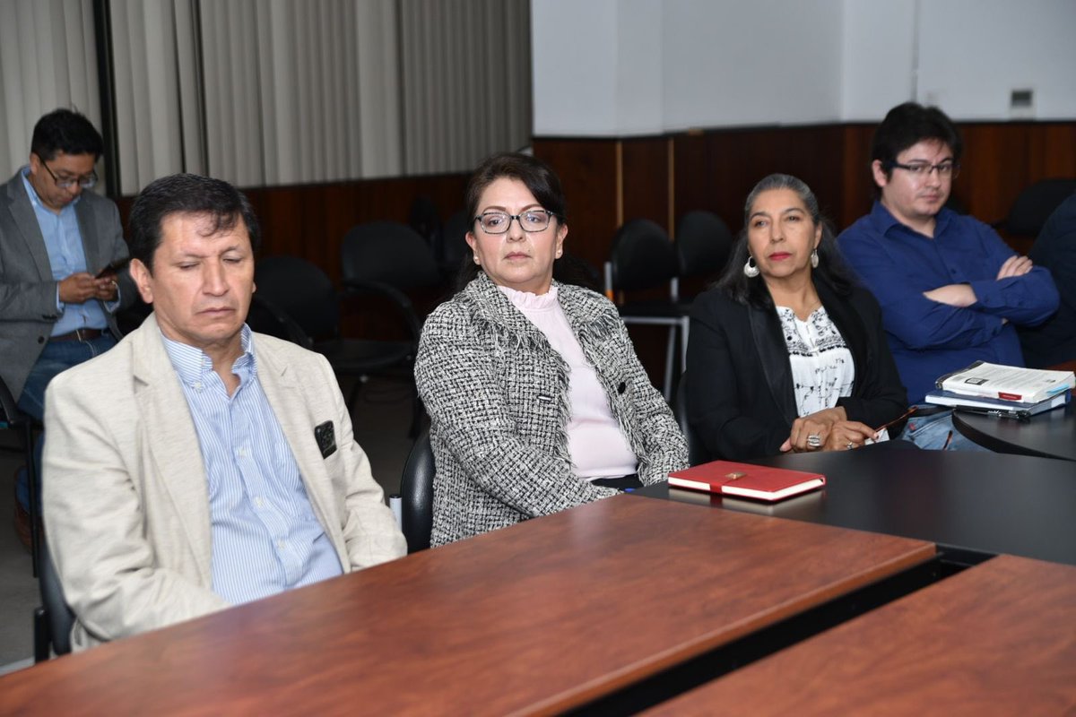 CJudicaturaEc's tweet photo. 🟢 #CJEnTerritorio

La Vocal del @CJudicaturaEc, Yolanda Yupangui @ymyupangui, y el Director Nacional de Gestión Procesal, Santiago Coral, se reunieron con jueces de materia no penal de #Azuay para analizar una propuesta sobre la mejora en gestión de citaciones 📄💼.

El objetivo de esta iniciativa es optimizar el servicio de justicia y agilizar el proceso de citaciones, en beneficio de los usuarios ⚖️🤝.

Durante la sesión, los jueces debatieron y generaron ideas para mejorar y acelerar este proceso 📑📨. La Vocal @ymyupangui destacó que "el objetivo es humanizar la justicia para que los niños y familias que lo necesitan puedan acceder de manera adecuada a los servicios judiciales, para que se garanticen sus derechos" 👦🏻👶🏿👧🏽.

#JusticiaTransparente ⚖️