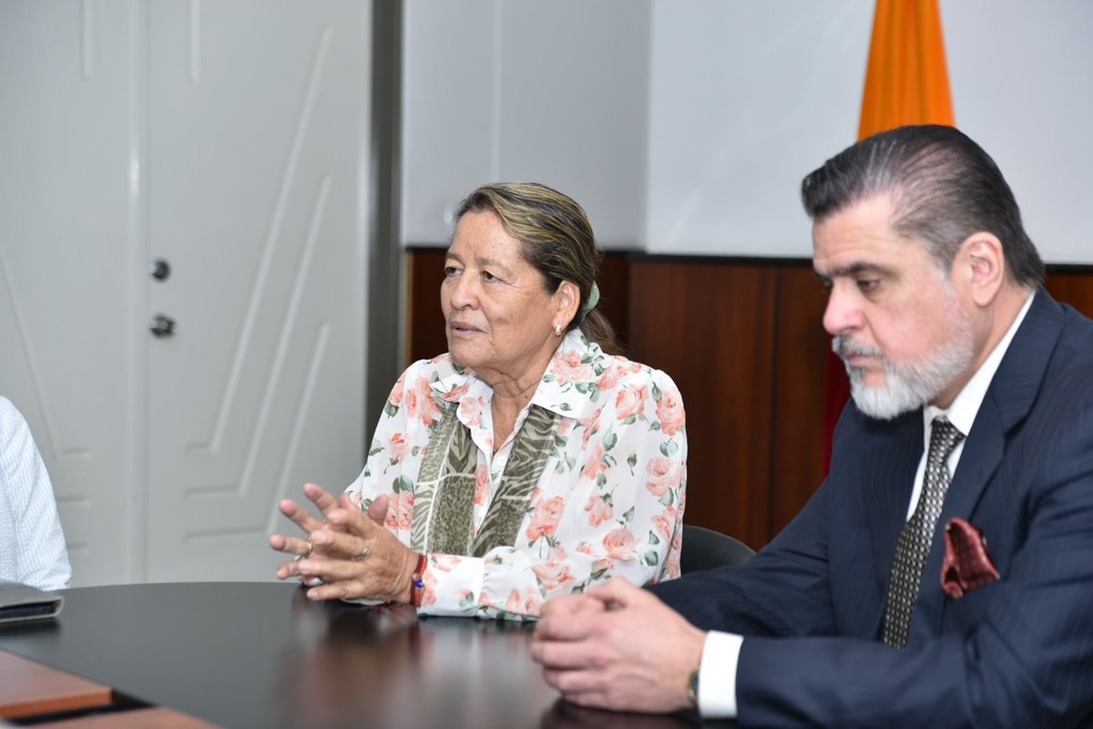 CJudicaturaEc's tweet photo. 🟢 #CJEnTerritorio

La Vocal del @CJudicaturaEc, Yolanda Yupangui @ymyupangui, y el Director Nacional de Gestión Procesal, Santiago Coral, se reunieron con jueces de materia no penal de #Azuay para analizar una propuesta sobre la mejora en gestión de citaciones 📄💼.

El objetivo de esta iniciativa es optimizar el servicio de justicia y agilizar el proceso de citaciones, en beneficio de los usuarios ⚖️🤝.

Durante la sesión, los jueces debatieron y generaron ideas para mejorar y acelerar este proceso 📑📨. La Vocal @ymyupangui destacó que "el objetivo es humanizar la justicia para que los niños y familias que lo necesitan puedan acceder de manera adecuada a los servicios judiciales, para que se garanticen sus derechos" 👦🏻👶🏿👧🏽.

#JusticiaTransparente ⚖️