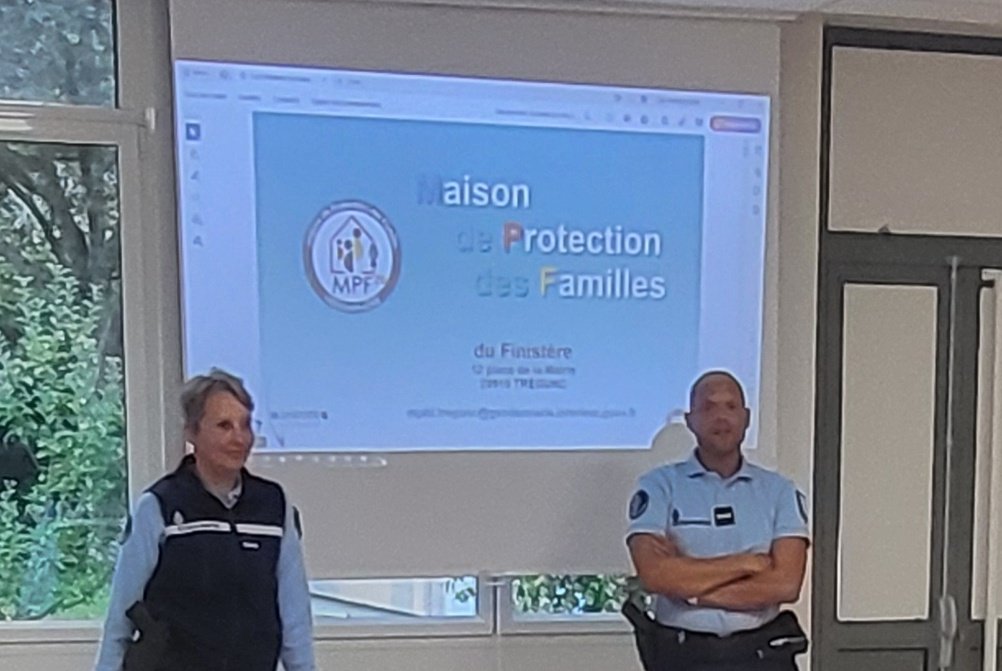 penanroz's tweet photo. Les élèves de @penanroz et  leurs parents ont bénéficié d une action de prévention avec  les  enquêteurs spécialisés de la #MPFd installée  à #Trégunc .Les violences, le harcèlement , les réseaux sociaux ,les usages numériques ont été au ❤️des échanges @Gendarmerie_029 https://t.co/COWgKsFcOa