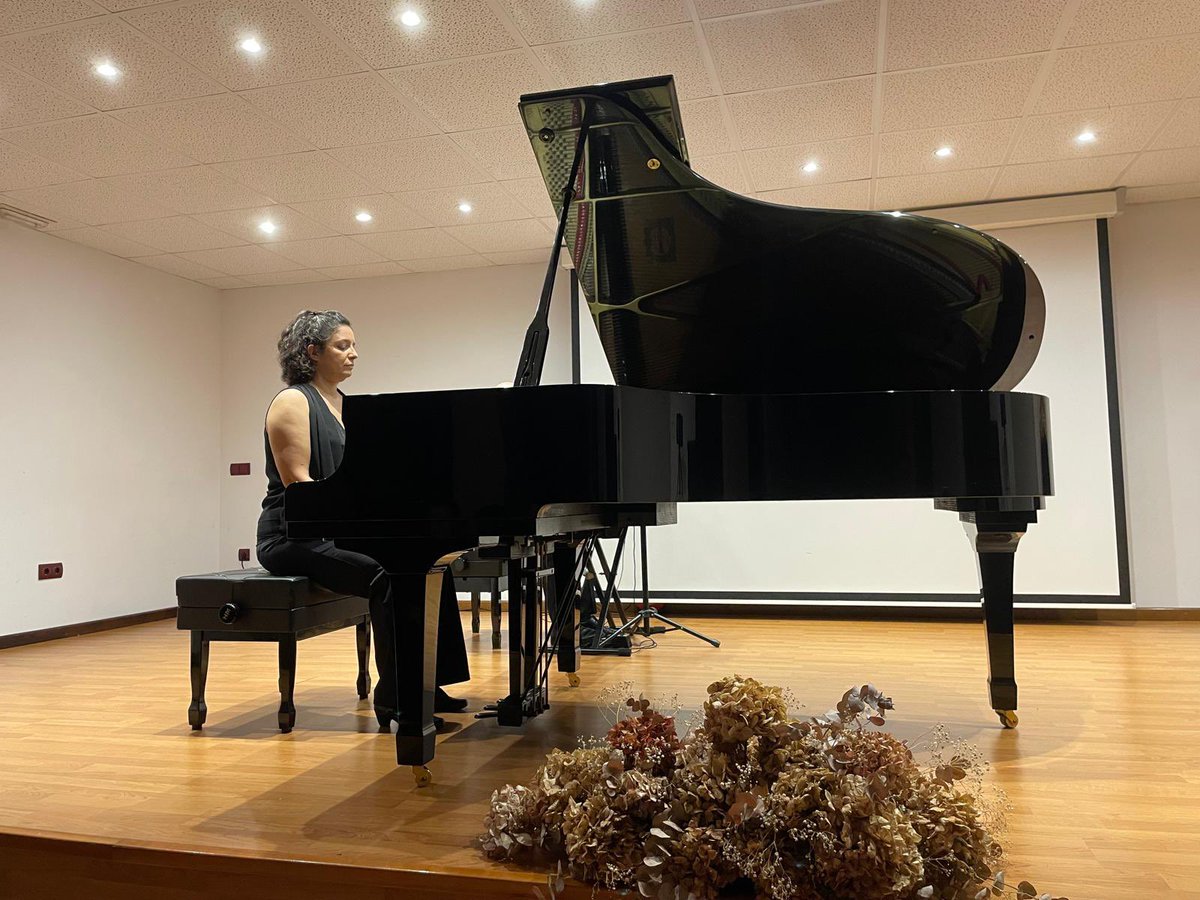 manualvz_mieres's tweet photo. El Conservatorio/Escuela de Música de Mieres inaugura el curso y lo hace con un concierto de piano de Carmen Yepes. Un placer disfrutar de su música y todo un lujo. Igual que lo es la labor que realiza este centro municipal. Buen curso para todas y todos. https://t.co/KQJZgSe2UQ