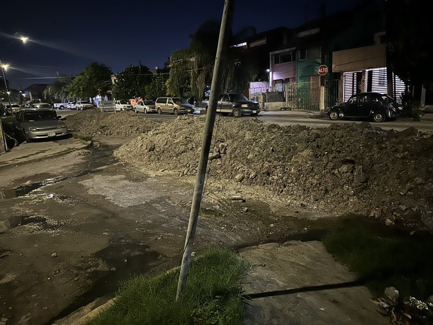 Marielaoviz's tweet photo. @ComunidadMTY @GobSanNicolas @RedAmbiental_Mx @daniel_carrillo @IrmaDoral @alfredogaona Me podrían ayudar a canalizar a AyD? La calle de la esquina cerrada. Acaban de chocar en la misma calle debido a que no atienden el tema del drenaje con la zanja abierta y la calle cerrada. Los autos tienen que salir de reversa y ya ocasionaron un choque https://t.co/c7SJWpQxft