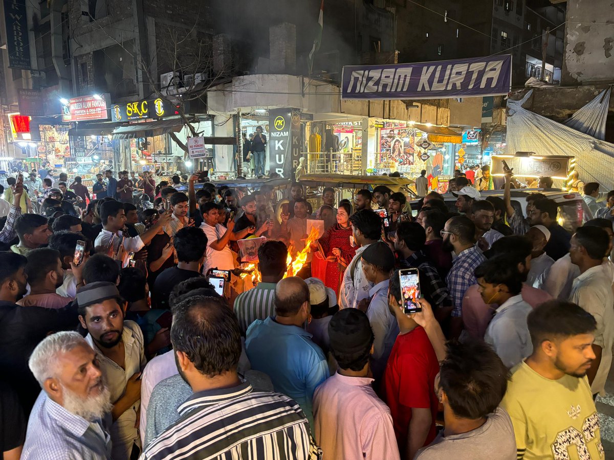 ग़ुस्ताखे रसूल के ख़िलाफ़ शाहीन बाग़ में विरोध दर्ज किया।

#arrest_Narsinghanand #नफ़रत #aarfakhanam #नफ़रत #okhla