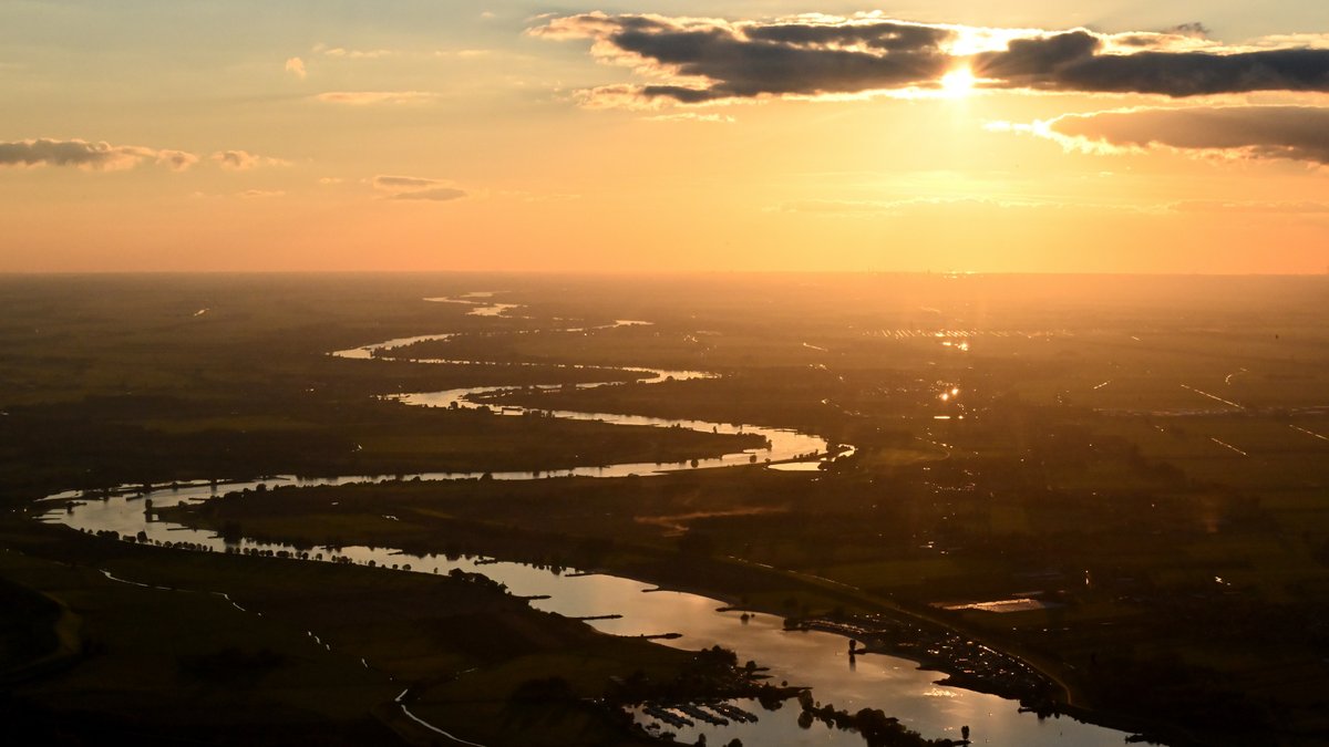 MvanDusseldorp's tweet photo. #SunsetFlying vandaag - van @BredaAirport naar @LelystadAirport #PHFLE https://t.co/hwptKL6WZb