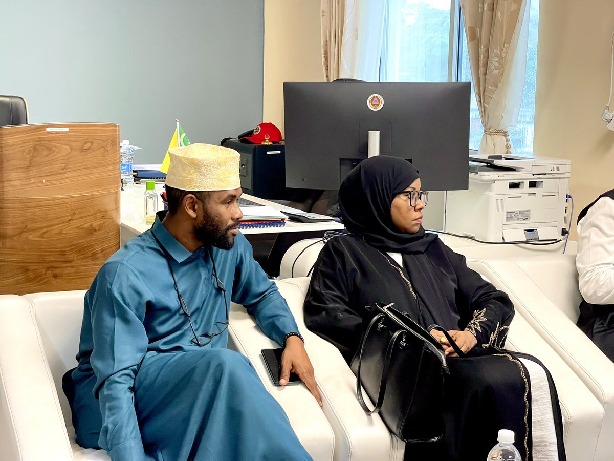 Le Directeur général de la DGSC a reçu aujourd’hui, dans son bureau, le Représentant résident du <a href="/PNUD_Comores/">PNUD Comores</a> pour échanger sur les futurs projets. 

À cette occasion, le Représentant a remis des tablettes numériques à la DGSC.