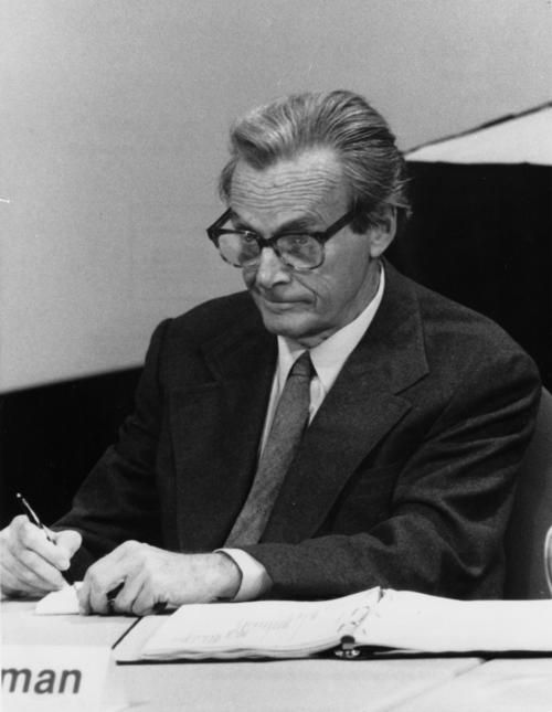 PhysInHistory's tweet image. I was an ordinary person who studied hard. There are no miracle people.

- Richard Feynman