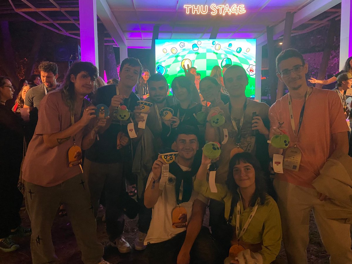 luego los de Supercell hicieron una actividad de caza de gemas que consistia en buscar los llaveros estos del bralwstar y luego los equipos ganadores se llevaron un premio mas grande. evidentemente mi equipo no gano PERO luego nos regalaron un llavero de nuestro personaje fav 😭