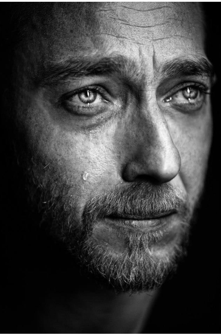 tabdukEmre01's tweet photo. Dervişe Sormuşlar;
"Ağlıyor musun..?"
Yanıt Vermiş....
"Hayır #Derdimi Suluyorum
Fazlası Dışarı Taşıyor...."
_______🖤🖤 https://t.co/v6UBaTjskI