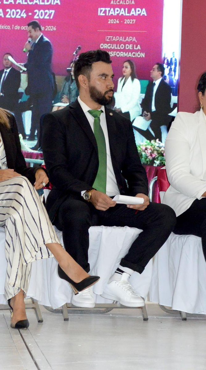#Enterate
Toman protesta concejales de <a href="/Alc_Iztapalapa/">Alcaldía Iztapalapa</a> , Christopher Alva del <a href="/partidoverdemex/">Partido Verde</a> está listo para trabajar en favor de los habitantes de esa Alcaldía