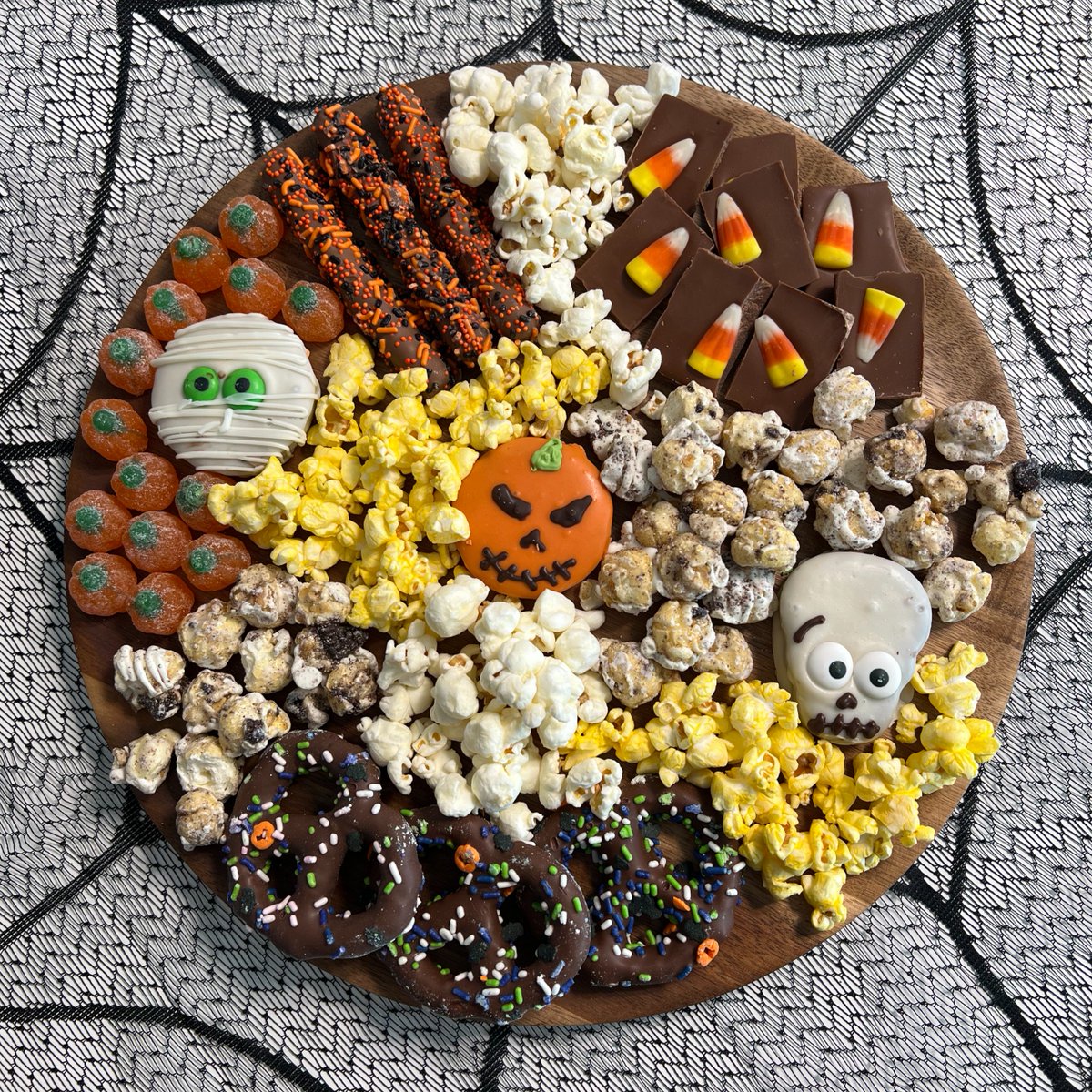 PopcornFactory's tweet image. The spookiest snack board for your Halloween festivities 🎃🍿🍫 bit.ly/3XE6rf6