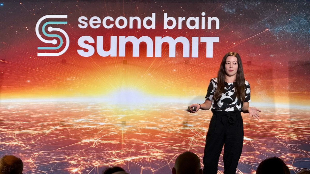 Our speakers have been delivering incredible sessions this morning on Day 2 of the #secondbrainsummit 

We’ve explored everything from the Future of AI and Digital Permaculture to Mental Models, Networked Knowledge, Tiny Experiments, and Automating Creativity

So many