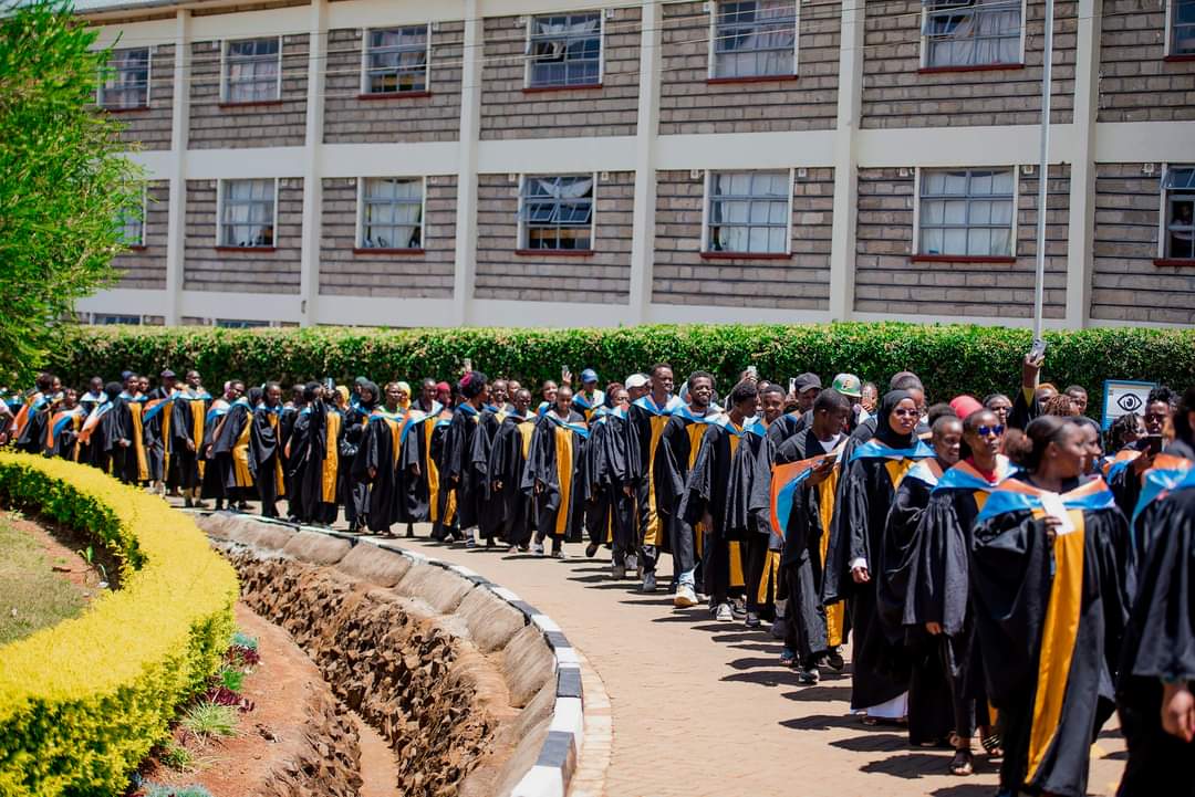 DiscoverMeru's tweet image. CECM for Trade, Tourism, and Cooperatives, Harriet Makena attended the graduation of participants from a two-week upskilling program facilitated by the Tourism Fund. 

#TourismFund #homeofadventure #tembeameru #KaribuMeru #MagicalKenya #MeruCounty