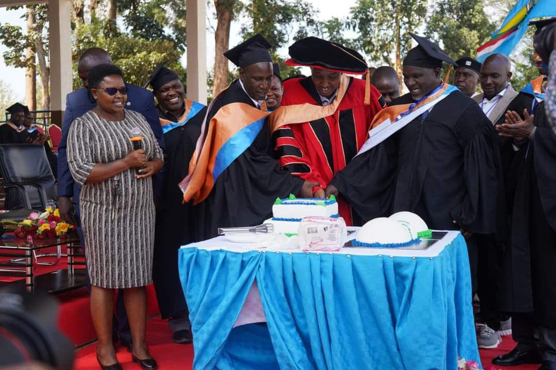 DiscoverMeru's tweet image. CECM for Trade, Tourism, and Cooperatives, Harriet Makena attended the graduation of participants from a two-week upskilling program facilitated by the Tourism Fund. 

#TourismFund #homeofadventure #tembeameru #KaribuMeru #MagicalKenya #MeruCounty
