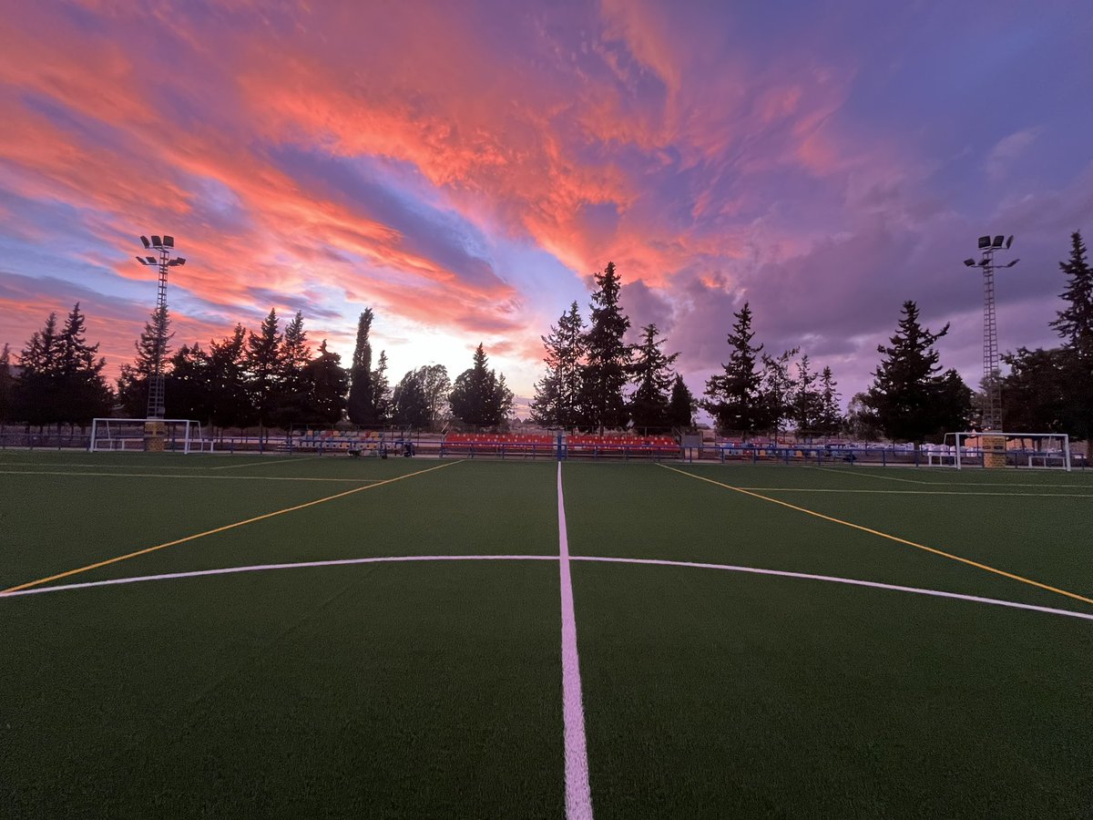 Que mejor manera que empezar el fin de semana que con este atardecer desde el Municipal Patricio Pelegrín 😌🌅

Pronto estaremos de vuelta y podremos disfrutar de nuestras renovadas instalaciones y nuestros equipos👏🏼🙌🏻

#beniajanlate 💛🖤