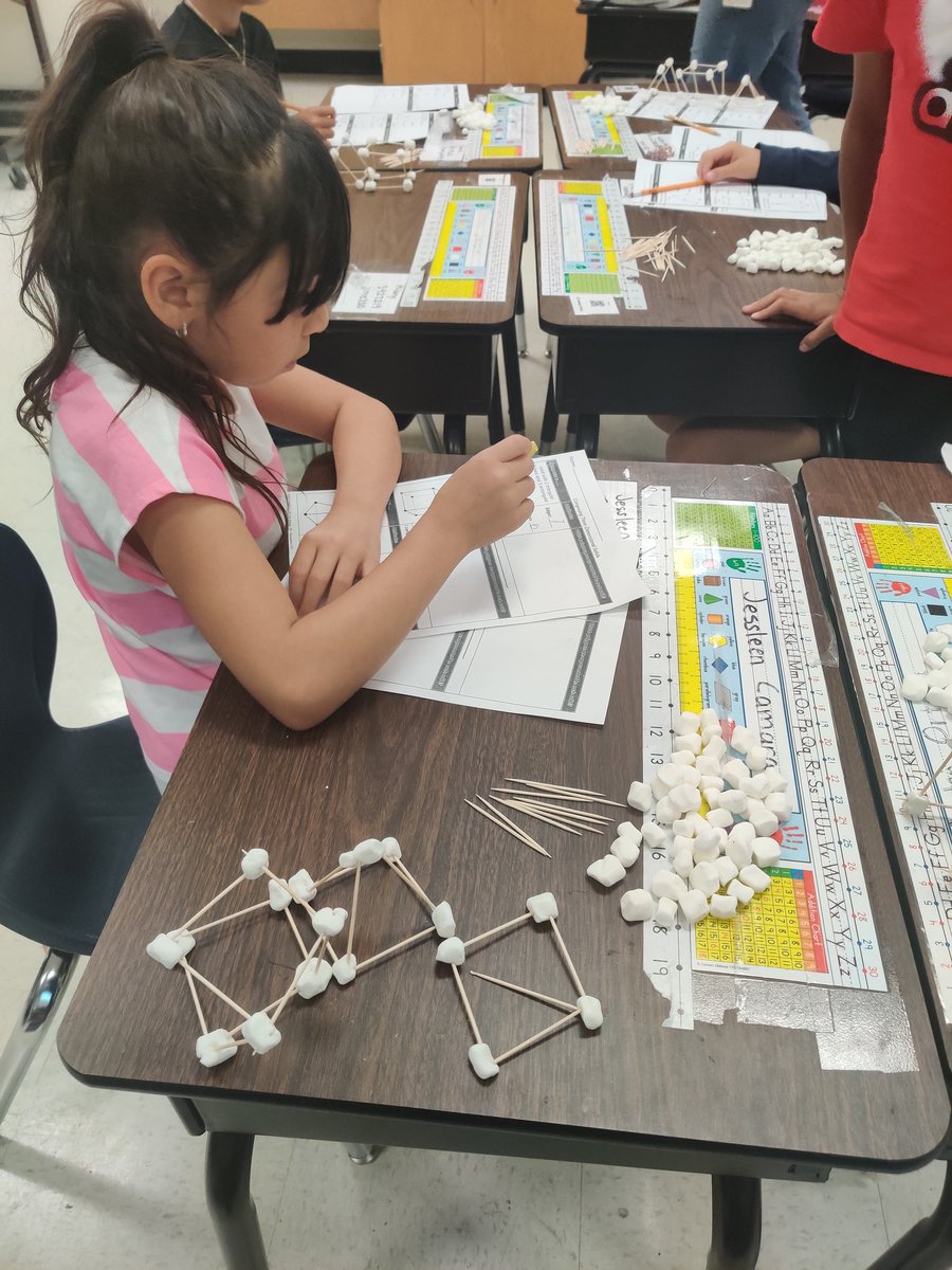 hixsecondgrade's tweet image. Building 3 d shapes the fun way !!! @LundquistJess  @mizstr84ward @NISDCarlosCoon