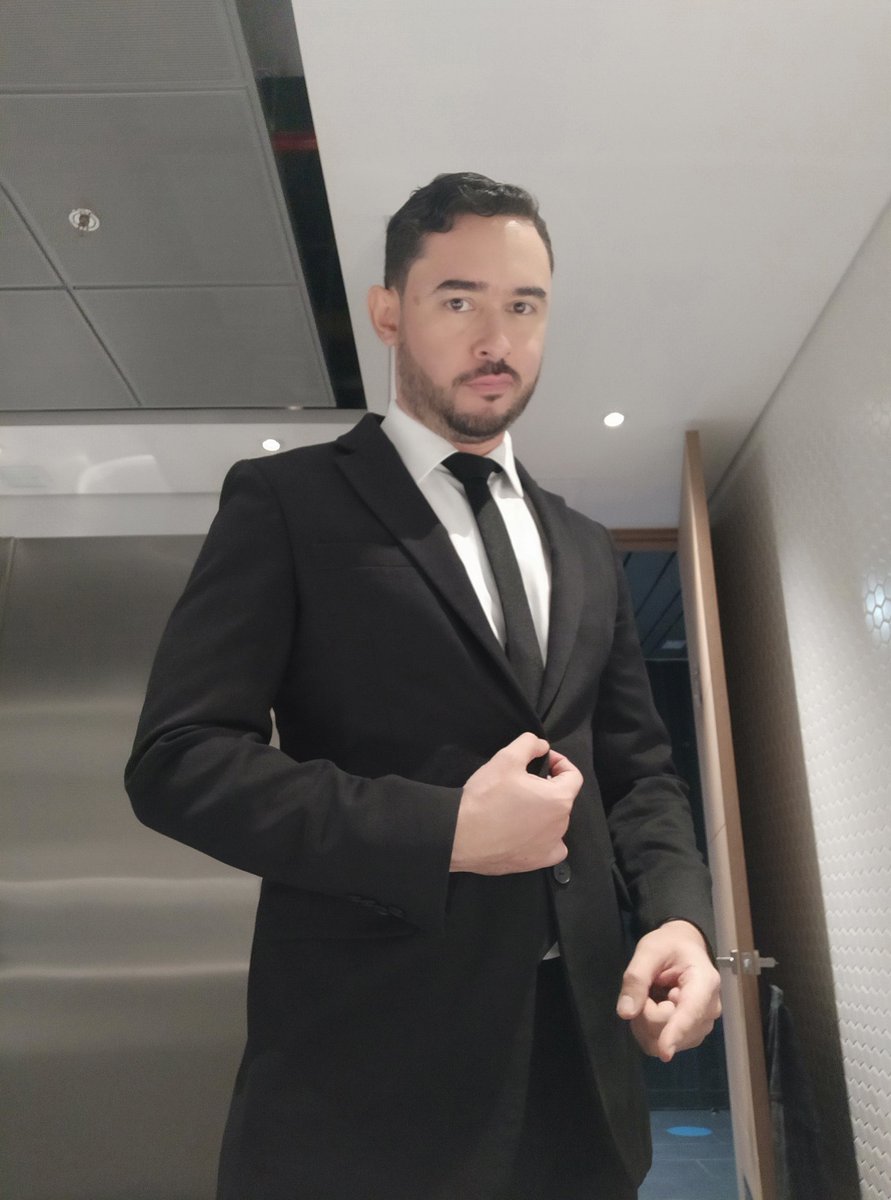 faustocogollo's tweet photo. Me peinaron, me tocó hacer cosas en el baño y me pusieron la pinta de John Wick... Cosas que pasan en un día de fotos 📸😅

#foto #photoshoot #photos #suit #traje #black #model #modelo #actor #actorslife https://t.co/m4nbLYbYmK